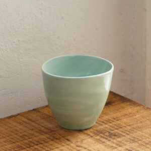 Grünweißer Porzellanbecher